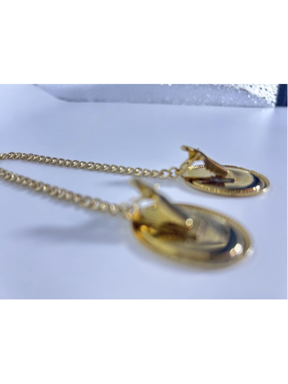 Pin Gold Tone Script Initial Oval Sweater Cardigan Guard Chain Clip Pin Jewelry - Picture 7 of 7